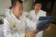 医生医事：七夕 济南市口腔医院牙医夫妻将白大褂穿成了情侣装
