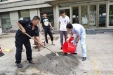 市口腔山大北路门诊医生义务修葺损坏路面