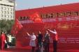 市领导许强向市口腔代表授“泉城义工齐鲁康养服务团”团旗