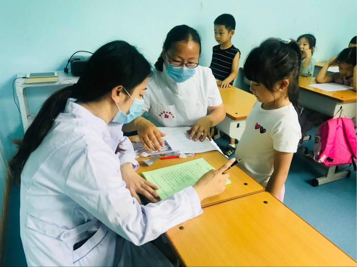 免费为孩子进行口腔检查