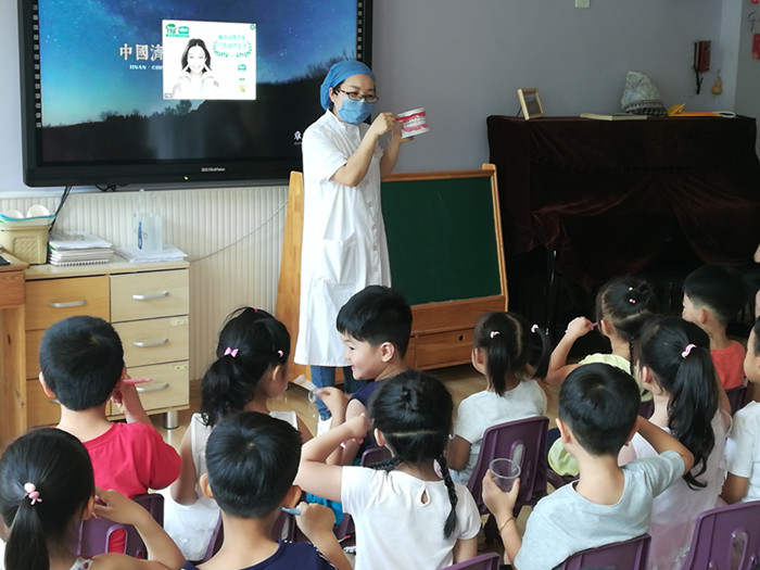 市口腔医院专家为孩子讲解正确刷牙方法