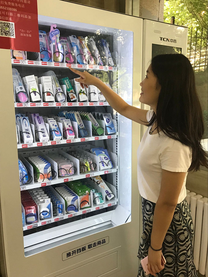患者饶有兴趣的选择口腔护理用品
