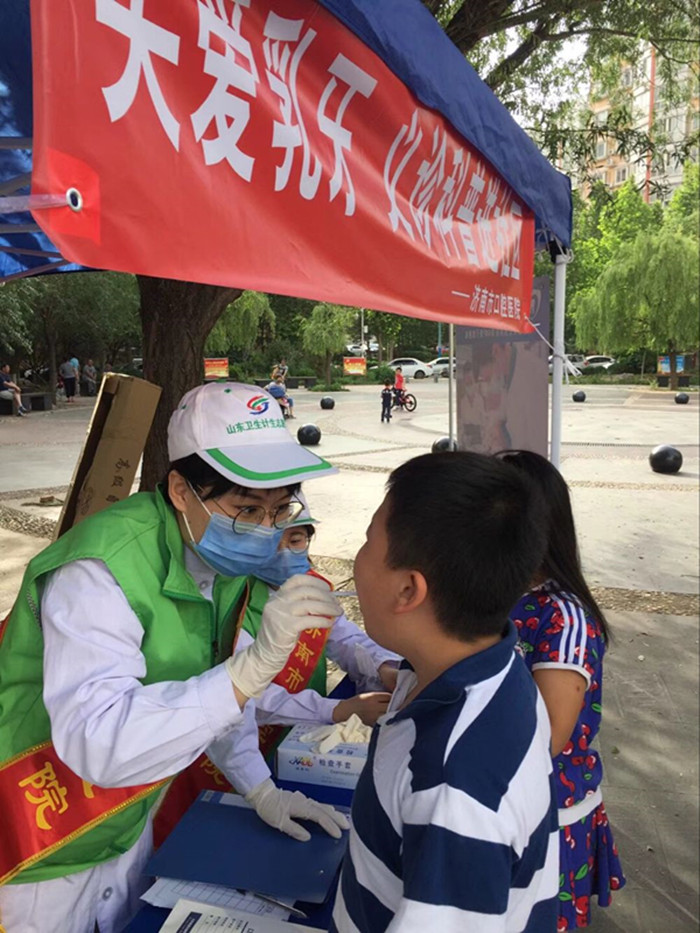 专家为孩子进行口腔检查