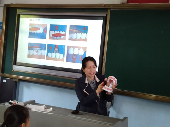 张立霞主任现场演示刷牙方法