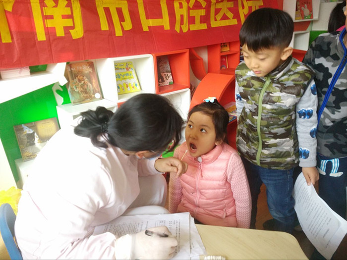 市口腔医院专家为孩子进行口腔检查