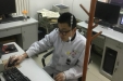 市口腔东院区医生打完吊瓶继续接待患者