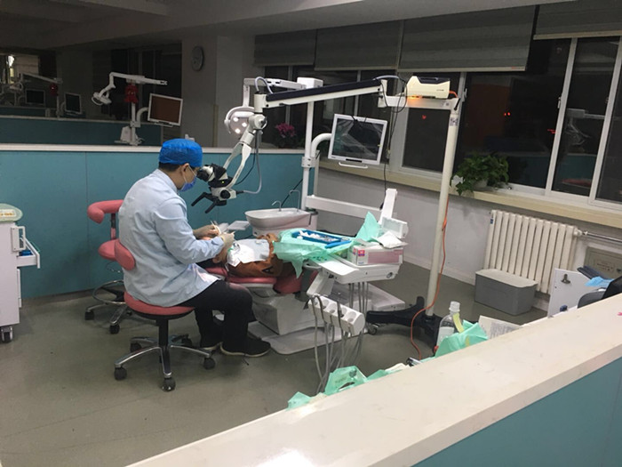马医生深夜为患者救治外伤牙齿