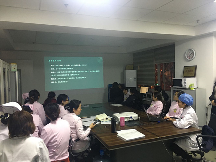 住院医师规培学员进行病例汇报 住院医师规培学员进行病例汇报