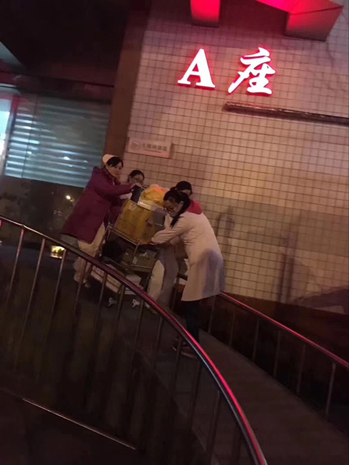 科室医务人员加班搬迁中