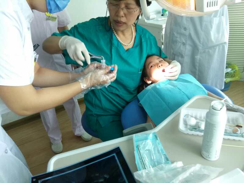 邵林琴主任为小天使进行乳牙干细胞采集