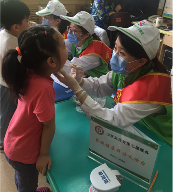 医务人员为孩子免费口腔检查