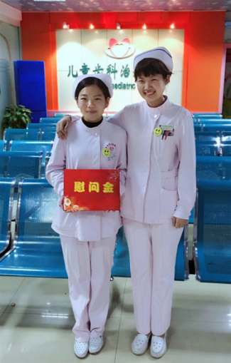 科室护士长为王伟平送上慰问金