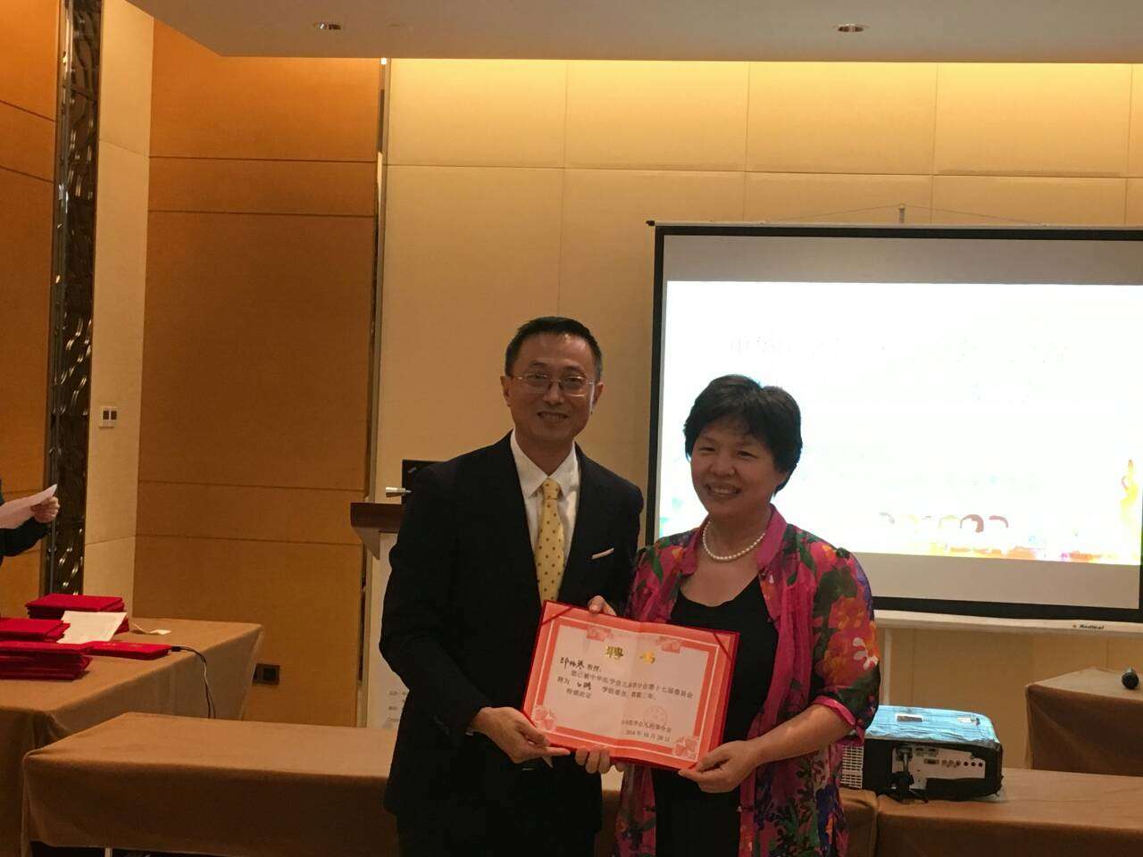 李小兵教授为邵林琴主任颁发聘书 李小兵教授为邵林琴主任颁发聘书