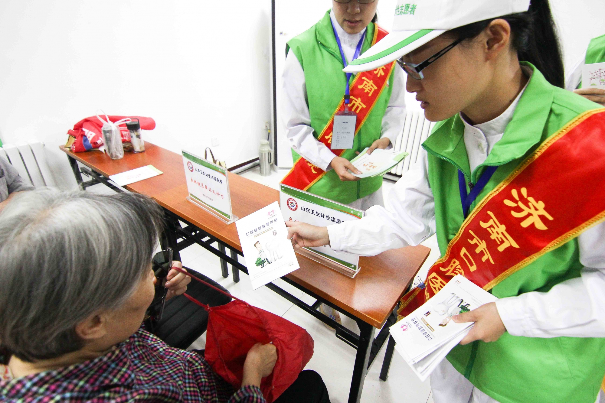 志愿者发放宣传手册