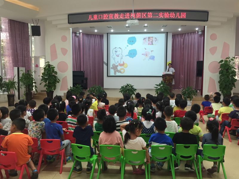 为孩子进行趣味讲解口腔知识