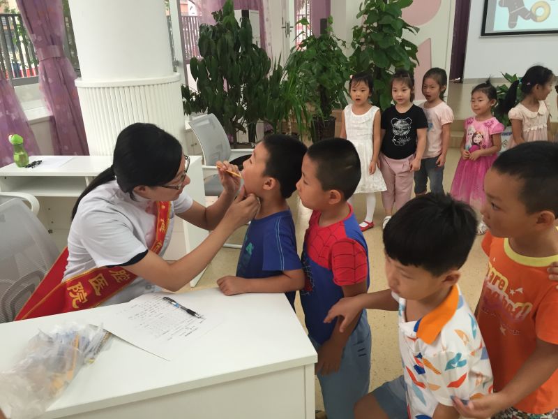 医务人员为孩子们进行免费口腔检查