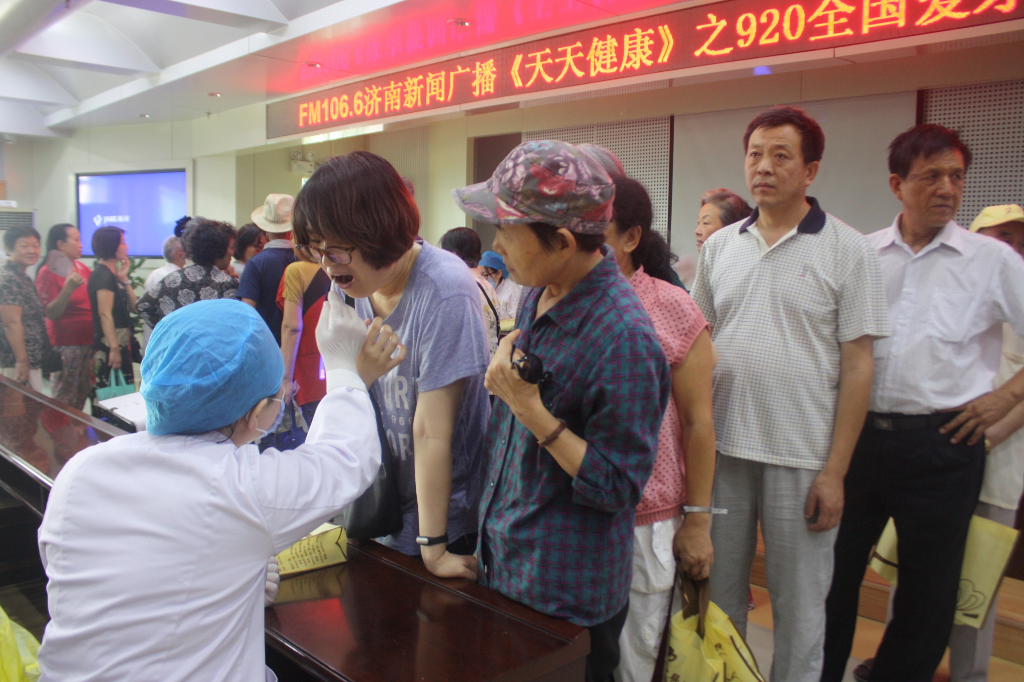 口腔医生为参与活动者进行口腔健康检查