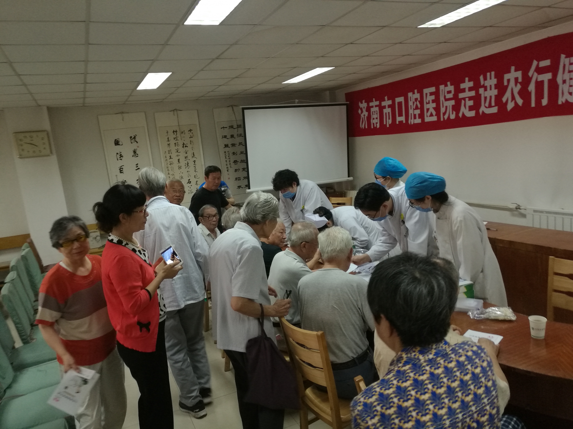 修复科医生给老人检查口腔健康
