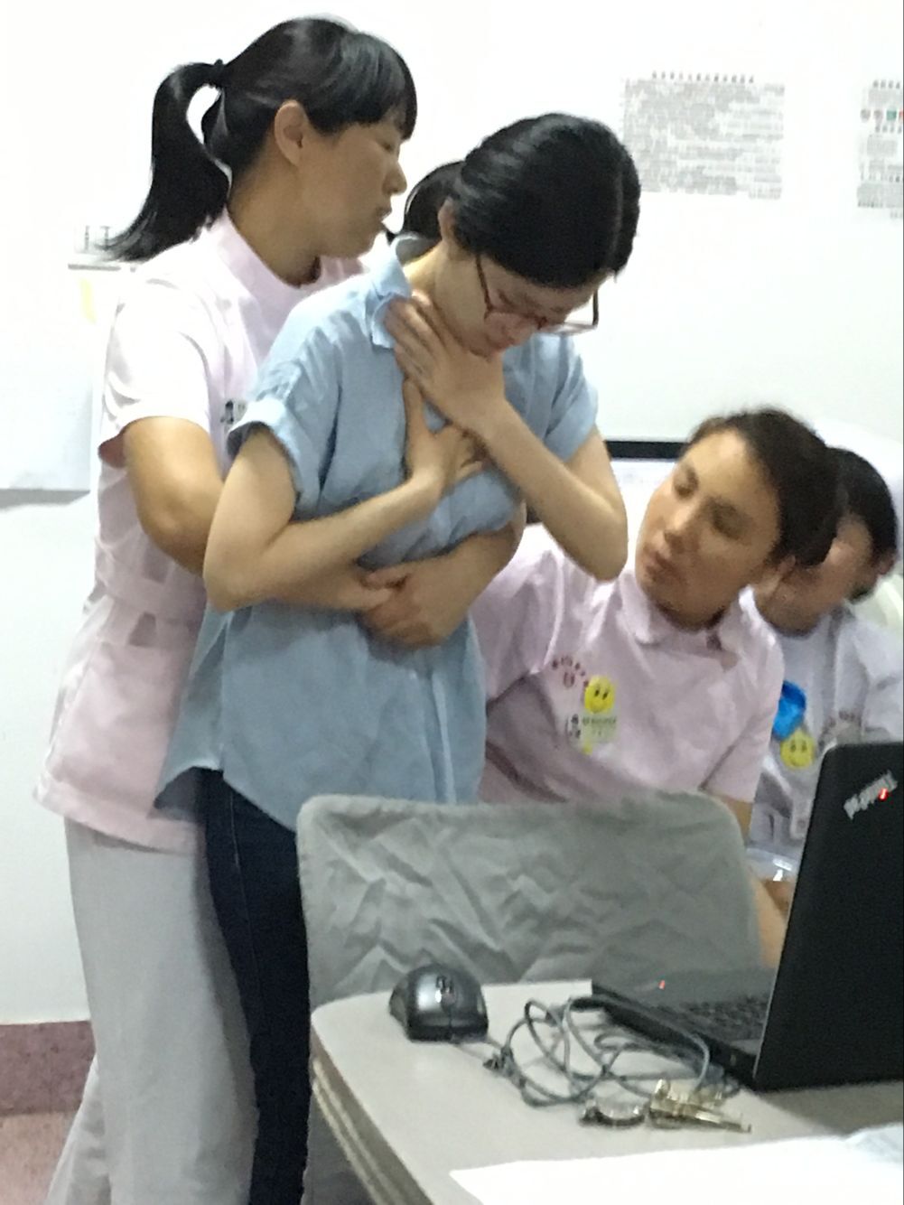 现场演示海姆立克急救法