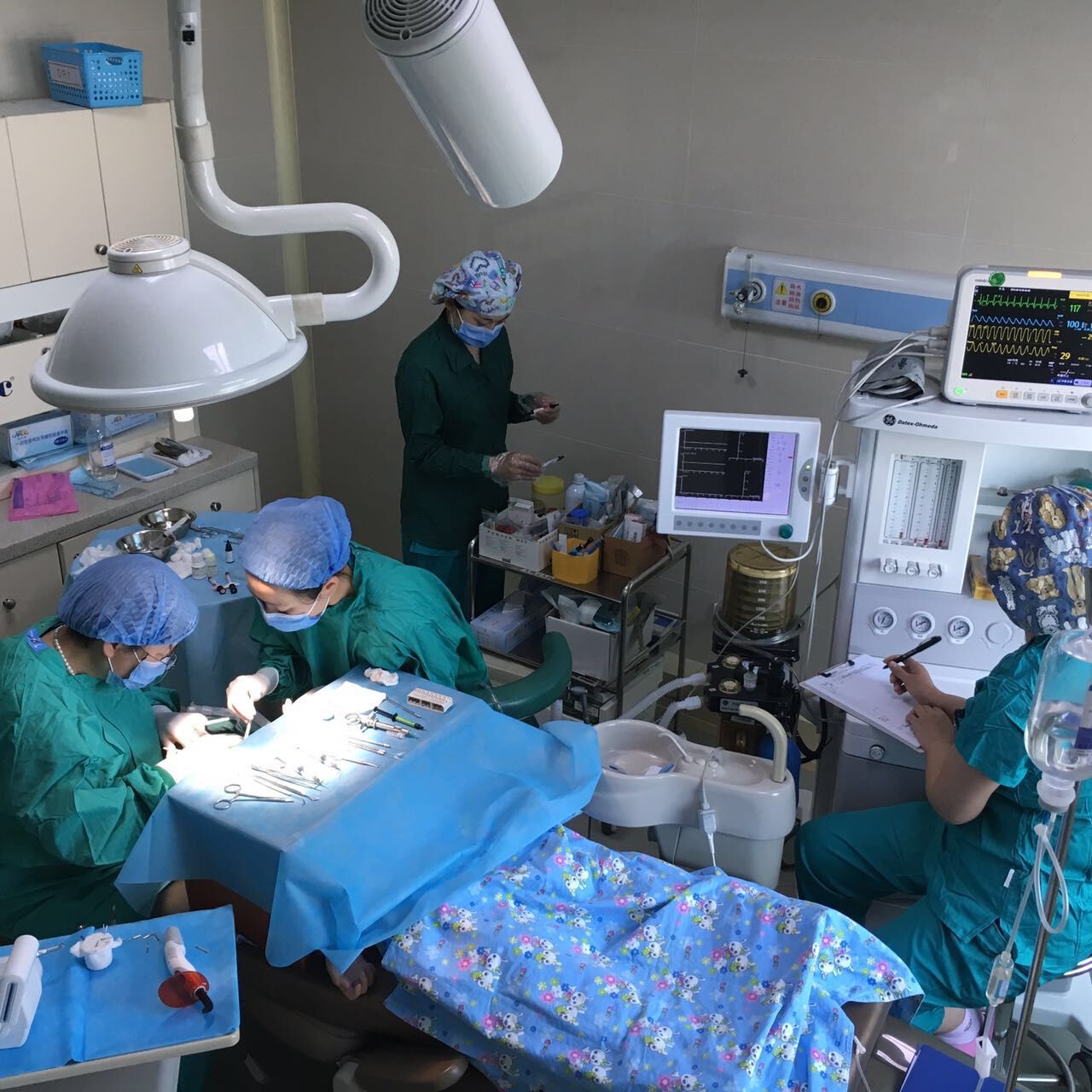 邵林琴主任为患儿实施全麻下口腔疾病治疗