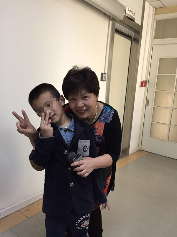 邵林琴主任与患儿合影