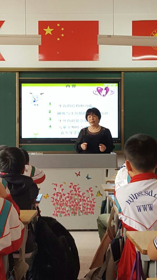邵主任为学生们进行口腔宣教