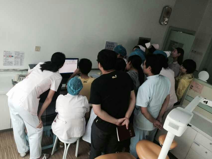 技术人员现场演示信息系统的使用