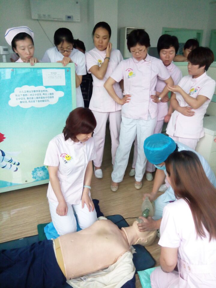 医护人员分组进行练习