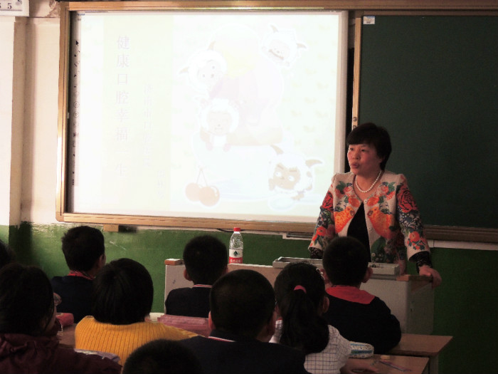 邵林琴主任为学生讲解牙齿相关知识