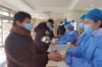 市口腔医院将暖暖姜茶送到一线人员手里边