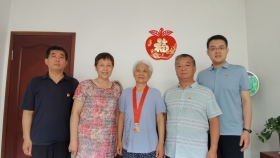 济南市口腔医院为老党员颁发“光荣在党50年”纪念章
