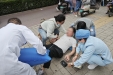 济南市口腔医院多名医护人员合力施救突然晕倒七旬老人